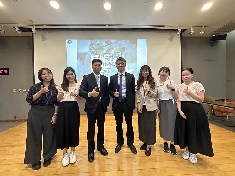 外交學院賴維中公使（左3）、新北市政府秘書處李穎昌代理副處長（右4）活動結束後與新北市政府職員合影。