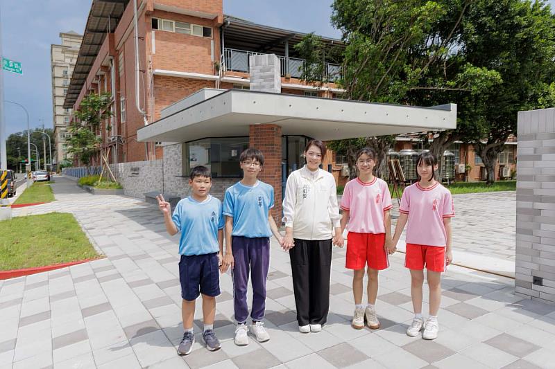 市長與南華國中學生一同走在全新步道。