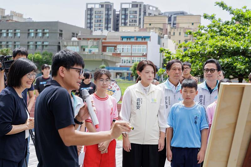 市長高虹安聽取簡報。
