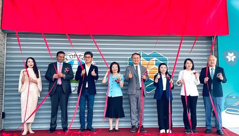 教育部智慧電動車電控系統區域產業人才培育基地揭牌儀式。