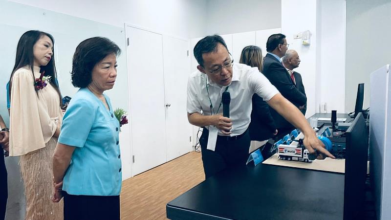 蘇慶龍主任向教育部楊玉惠司長等貴賓導覽AI6合1集中式車用電子系統與雲端巴士車輛管理系統。