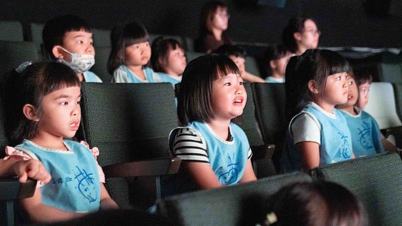 幼兒園小朋友欣賞「2026新竹瘋影展」預告片。