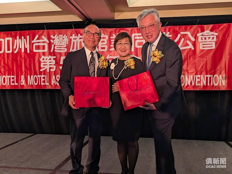 僑務委員會委員長徐佳青（中）肯定南加州台灣旅館公會長期投入青年培育、社區服務及臺美交流，致贈紀念禮品，由劉明岳（右）及榮譽理事長徐明豐（左）代表接受。