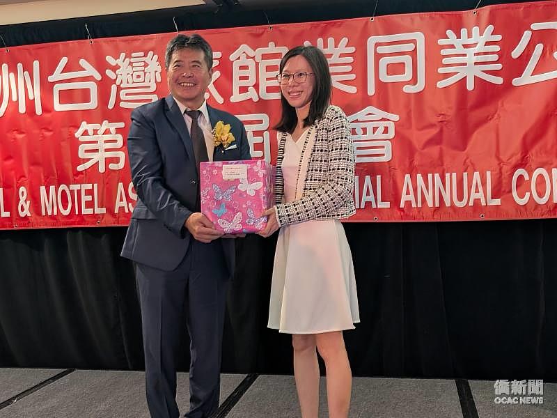 洛杉磯文教中心主任張皓鈞（左）頒贈獲獎者贈品。