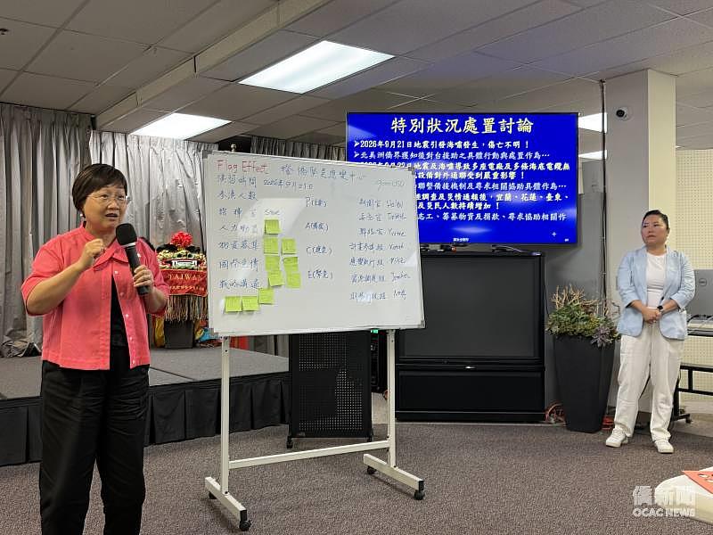 僑委會委員長徐佳青（左）期盼僑領將研習所得，擴大運用到僑團、企業。