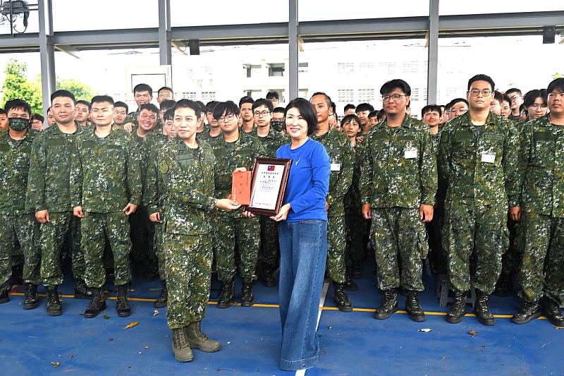 饒慶鈴慰勉教召弟兄頒發獎金 感謝打造安全韌性臺東