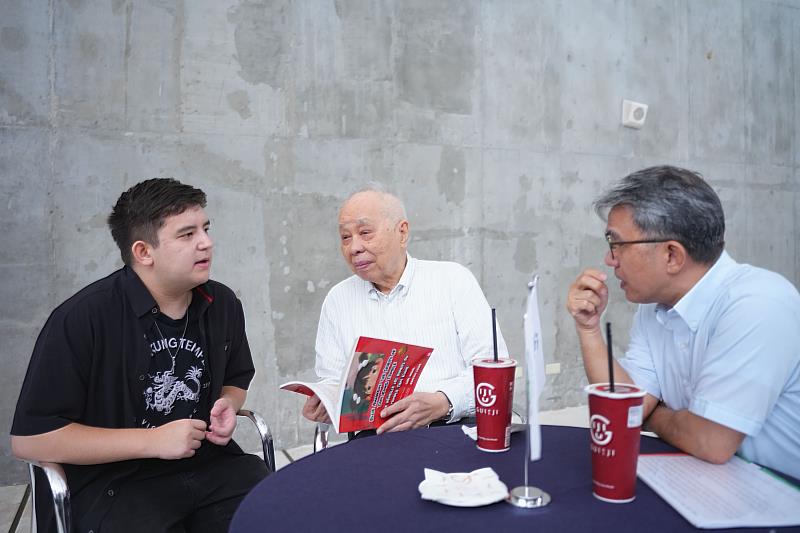 謝孟雄董事長與獎學金生分享中華文化。