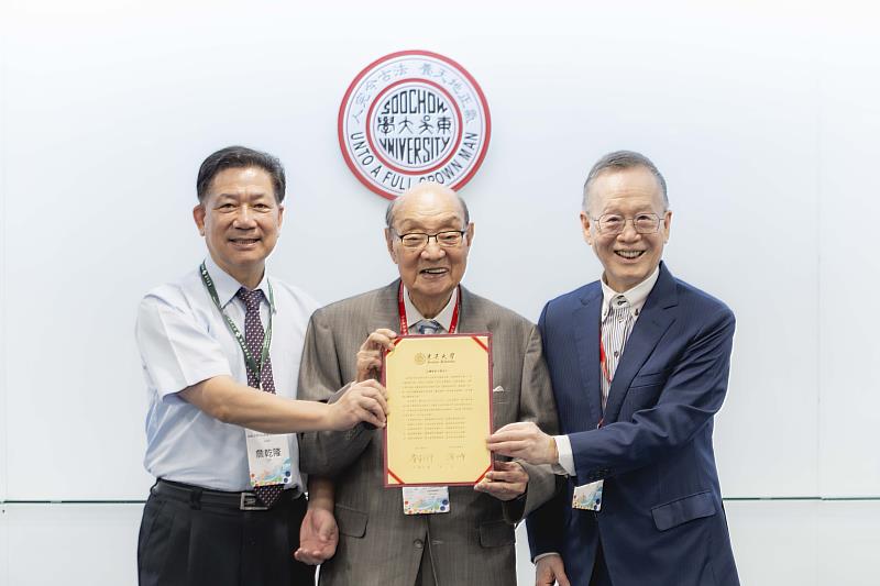 圖一、東吳大學董事長唐松章(中)、校長詹乾隆(左)在TAISE簡又新大使(右)見證下,簽署《東吳大學永續宣言》。