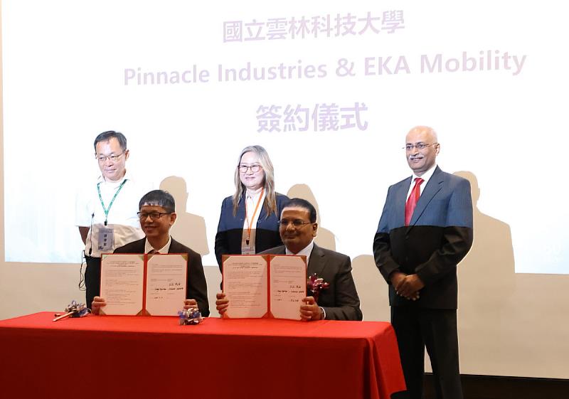 雲科大智慧電動車產業服務與人才培育中心與EKA簽約。