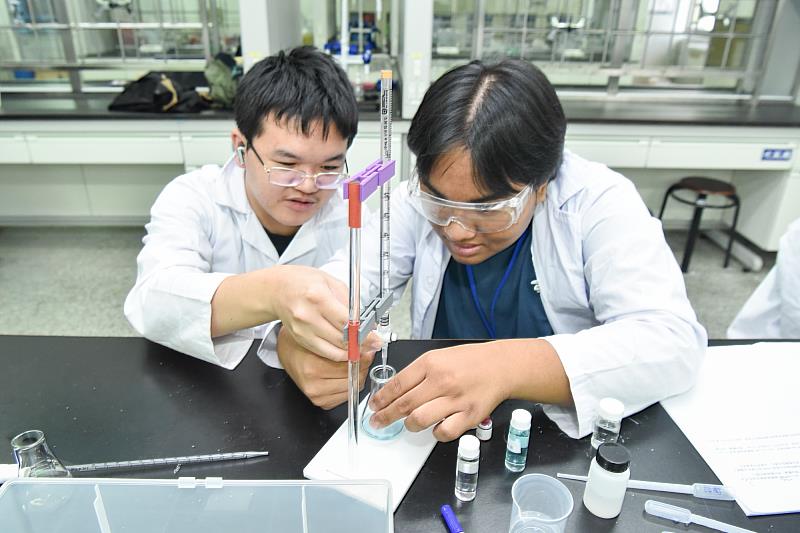 國立臺灣師範大學化學系於7月1日至4日舉辦「原住民族化學人才培訓暑假營」,由大學教授和高中教師帶領來自全臺各地的原住民族高中學生,親手操作化學實驗、體驗科學探索的樂趣。