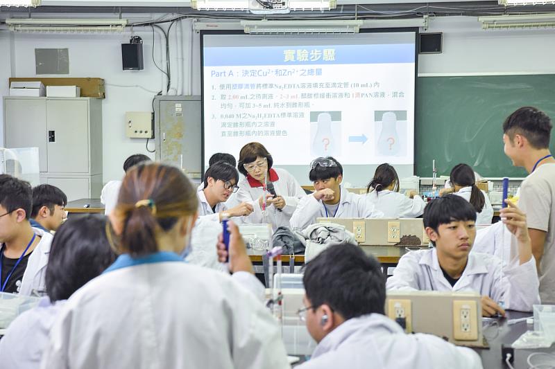 師大附中教師陳昭錦指導原住民族高中生親手操作化學實驗。
