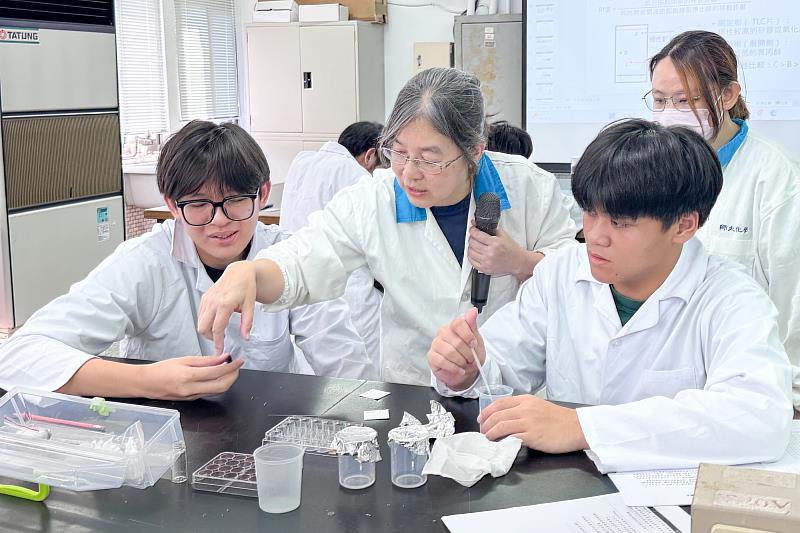 酸鹼指示劑與未知物鑑定原理解說及實驗。