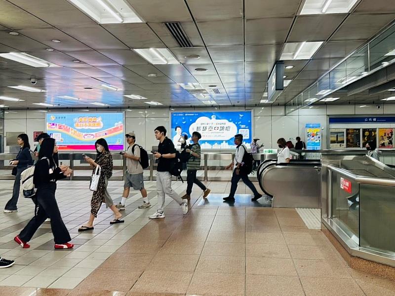 第2屆「2026 Smart Taichung 智慧臺中論壇」將於8月26日舉行,為了打破地域限制並向北部科技精英招手,台中市政府數位發展局近期特別發動跨縣市宣傳戰,在台北捷運忠孝敦化站強勢投放「盧秀燕市長與機器人」的大型燈箱廣告。