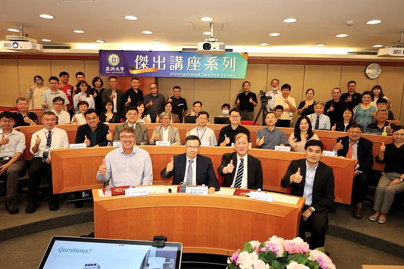 中亞聯大×史丹佛機器人中心簽署MOU，會後合影。