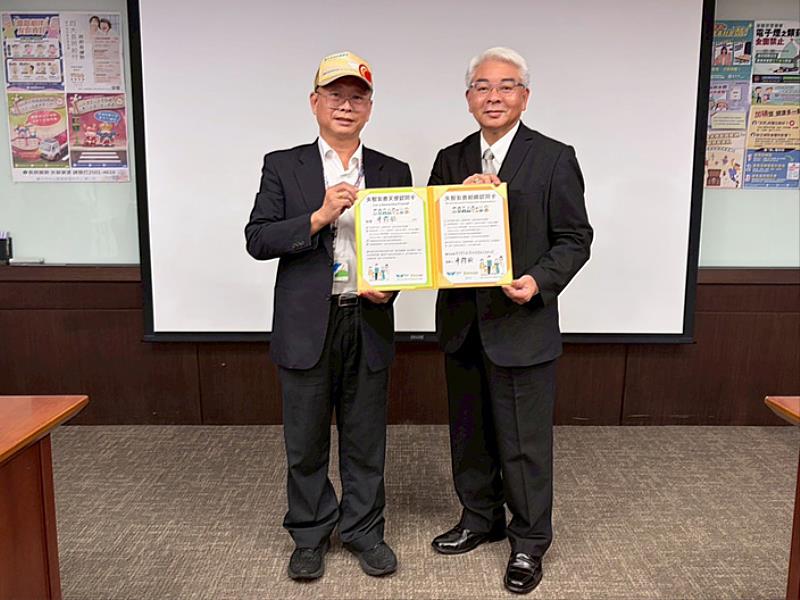 新安東京海上產險獨董陳樑銓(右1)代表公司接受台北市政府衛生局中山區健康服務中心主任許芳源(右2)授證,加入中山區失智友善組織。