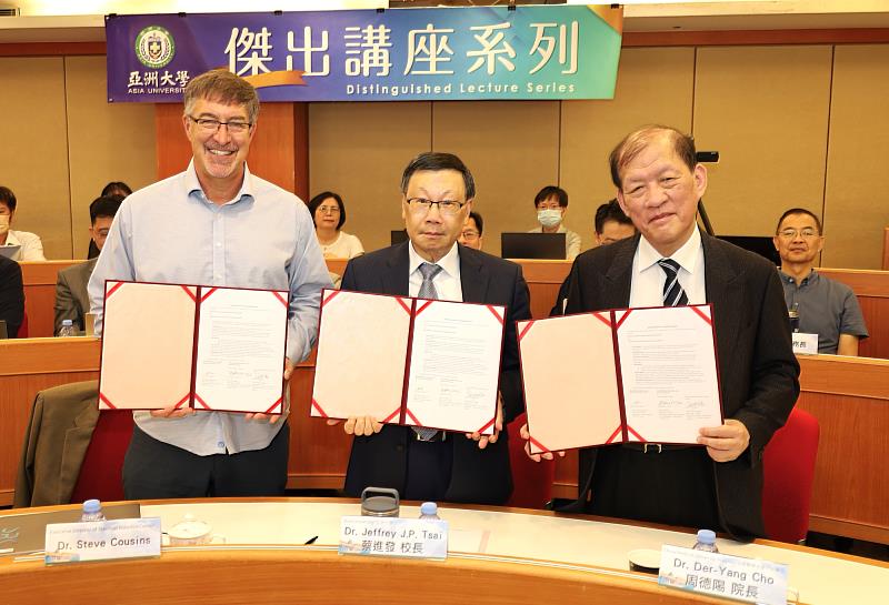 台美強強聯手！中亞聯大與史丹佛機器人中心代表共同展示甫簽署的 MOU。