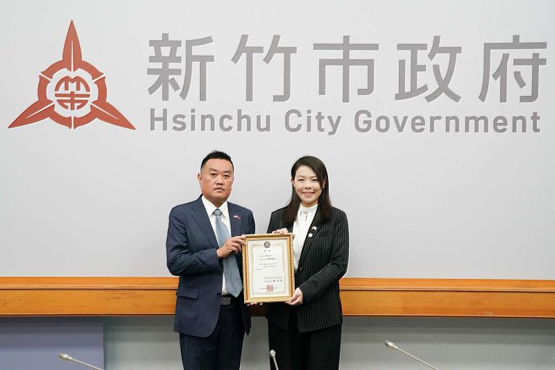 市長高虹安（右）獲得中華民國留日東京華僑總會長彭勻孝（左）頒發榮譽顧問聘書。