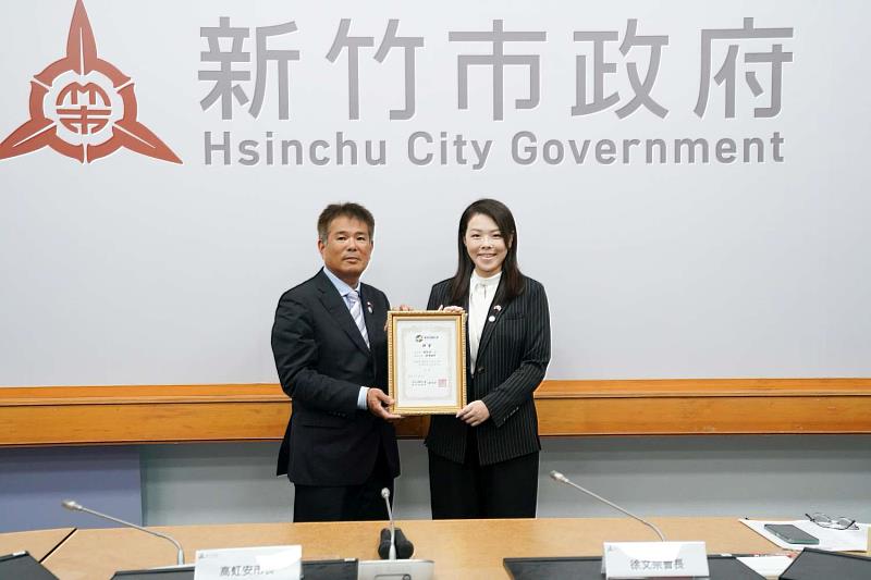市長高虹安(右)獲得東京台灣商工會長徐文宗(左)頒發榮譽顧問聘書。