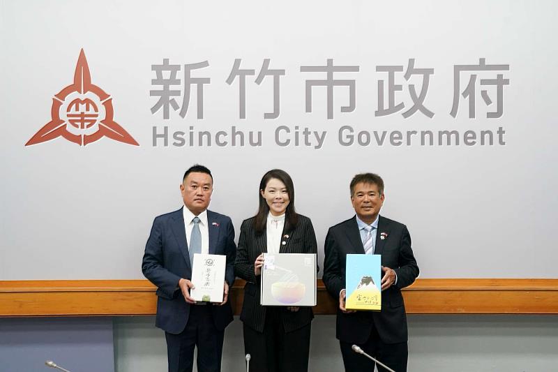 中華民國留日東京華僑總會長彭勻孝（由左至右）、市長高虹安與東京台灣商工會長徐文宗合影。