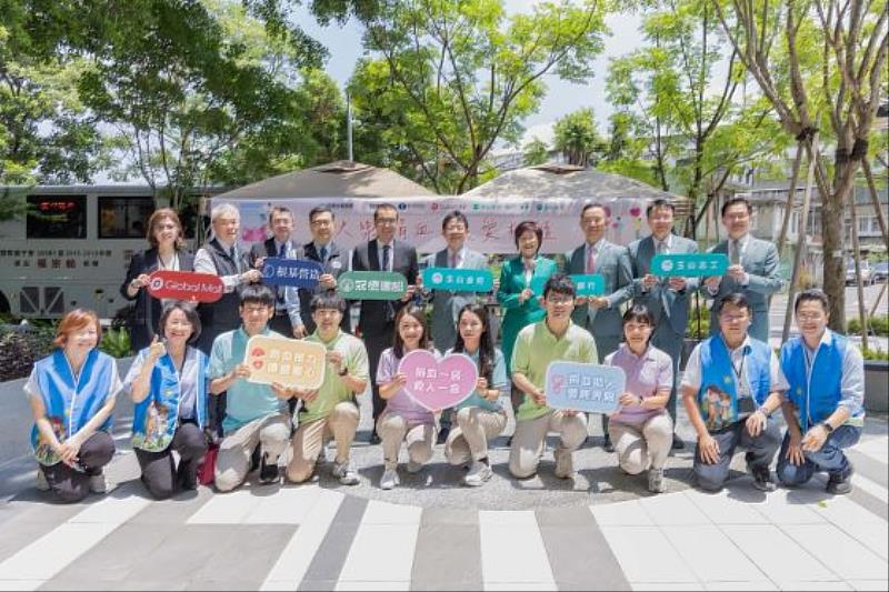 玉山金控董事長黃男州（後排右5）與冠德建設董事長馬志綱（後排左5）共同出席「快樂捐血，讓愛相隨」公益活動，號召民眾踴躍捐血、傳遞社會關懷。（圖/玉山金控提供）