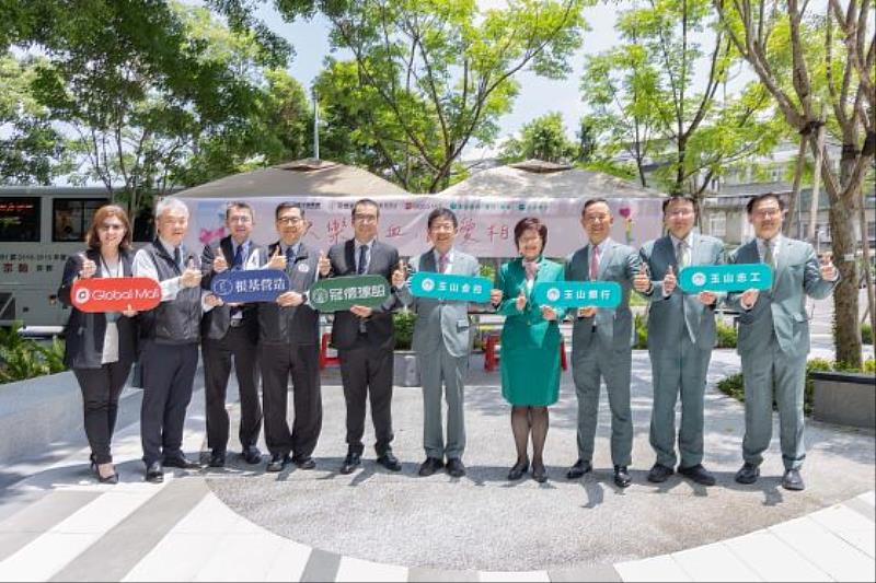 玉山金控攜手冠德企業集團舉辦「快樂捐血，讓愛相隨」公益活動，玉山金控董事長黃男州（右5）與冠德建設董事長馬志綱（左5）等人合影。（圖/玉山金控提供）