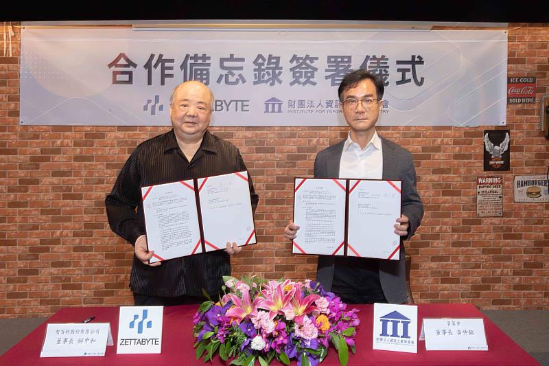 資策會董事長黃仲銘(右)與智百特董事長邰中和(左)7月9日代表雙方簽署合作備忘錄,未來將攜手推動主權AI智慧維運與AIOps應用驗證,協助臺灣打造更具韌性與競爭力的AI產業生態。