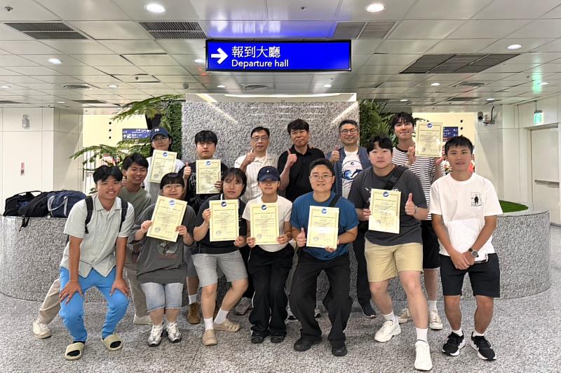 蔡安益院長及海資院師生親赴機場送行並頒發結業證書。