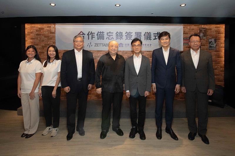 7月9日舉辦「智百特與資策會合作共識會議」，圖為貴賓合影，左起為智百特行銷總監Natalie Lin、智百特BD分析師Lisa Wang、智百特執行董事長林昭憲、智百特董事長邰中和、資策會董事長黃仲銘、資策會AI院院長戴偉峻、資策會軟體院院長蒙以亨。