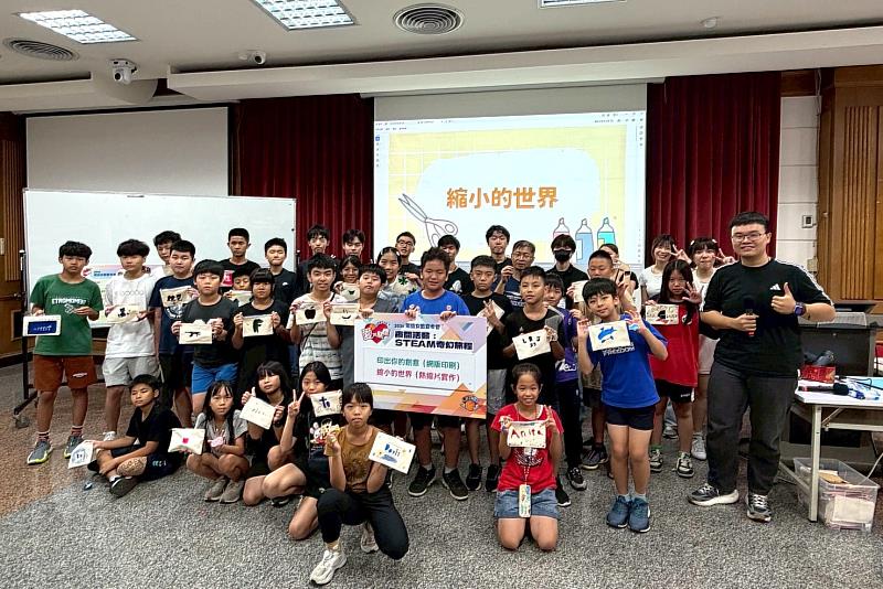 電信女籃夏令營夜間活動:孩子們挑戰網版印刷與熱縮印。