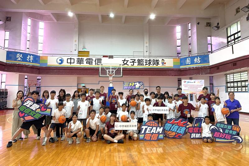 電信女籃夏令營:來自屏東與台東的孩子們與電信女籃教練姊姊開心合照。