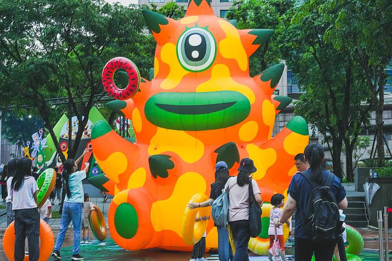 位於新北市市民廣場的「幻獸谷」,集結10件大型裝置藝術作品。