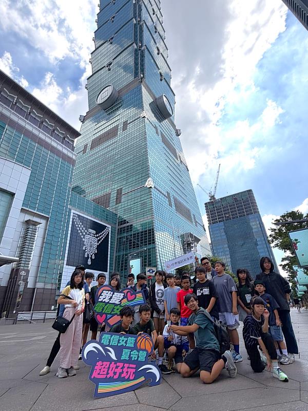 電信女籃夏令營的城市探索之旅,首站來到台北101!