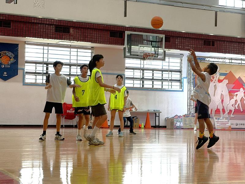 電信女籃夏令營：孩子們挑戰三對三鬥牛賽。
