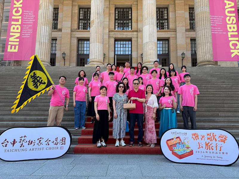 於柏林音樂廳前快閃演出，駐德國台北代表處谷瑞生大使及夫人（前排中及左2）撥冗聆賞，感謝辦事處及長年旅德音樂家黃稚尹老師（前排右2）的協助及安排。