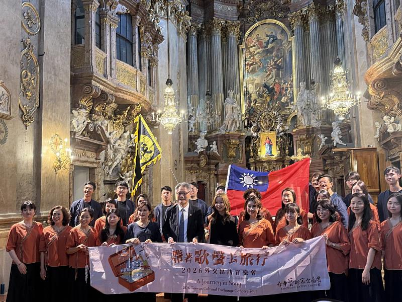 台中藝術家室內合唱團《帶著歌聲去旅行》-圓滿完成德國及奧地利的巡迴演出，圖為參與歐洲台灣文化年於維也納聖彼得大教堂演後，與駐奧地利劉玄詠大使（前排中）合影。
