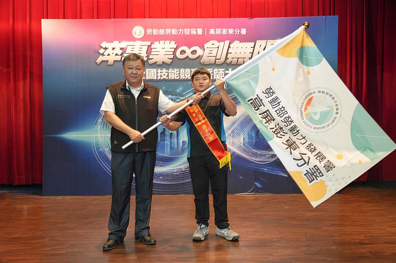 高分署郭耿華分署長（左）與選手代表陳宥任（右）合影。