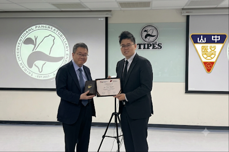 王秀伯理事長（左）贈感謝狀予新加坡Chew Wei Da醫師。