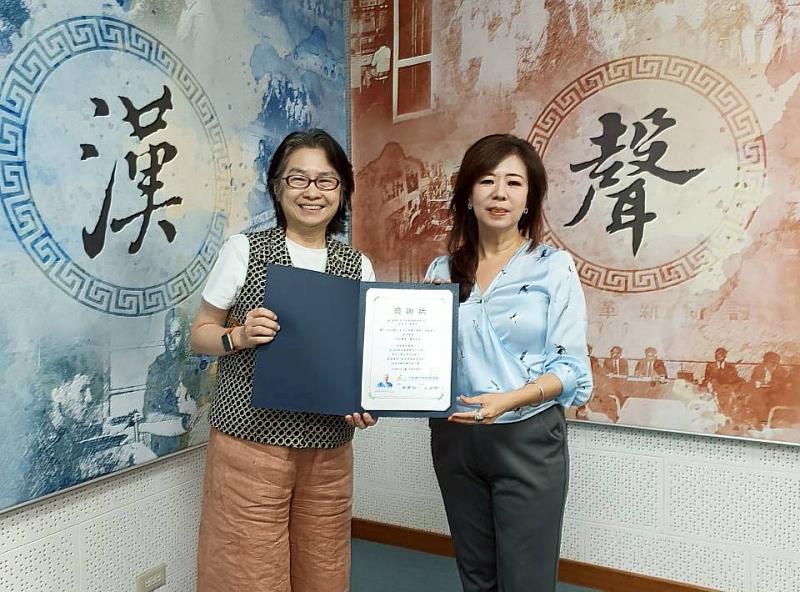 台灣尤努斯基金會董事長蔡慧玲(左)頒贈廣播專訪感謝狀予諮芮勞務管理有限公司董事長陳瑞珠(右)。
