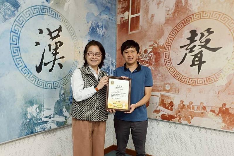 群景國際商務法律事務所所長蔡慧玲律師(左)頒贈廣播專訪感謝狀予中華企業轉型升級創新協會秘書長劉冠廷(右)。