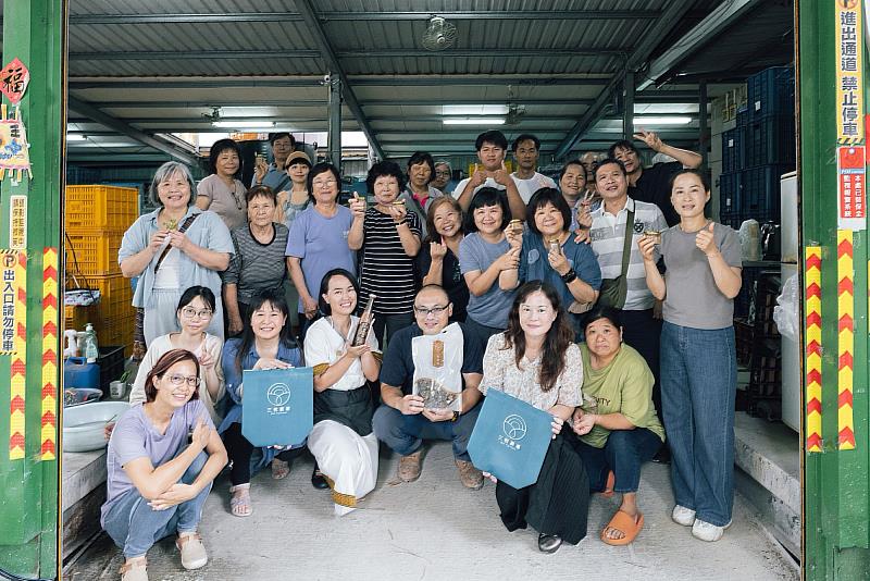 香菇堅果醬手作活動後一起於三悅農場合影，保健系李明明主任（前排右2）、我行我素林慧婷老師（前排左4）、新社三悅農場王煜翔場長（前排右3）與計畫助理、保健系許心玫同學（前排左2）。