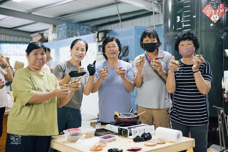 參加手作香菇堅果醬活動的民眾歡喜拿起完成品，豎起大拇指稱讚意想不到的好吃味道。