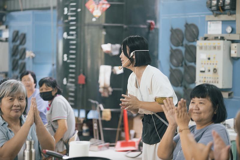 新社區參加活動的地方民眾掌聲感謝林慧婷講師的香菇堅果醬示範教學。