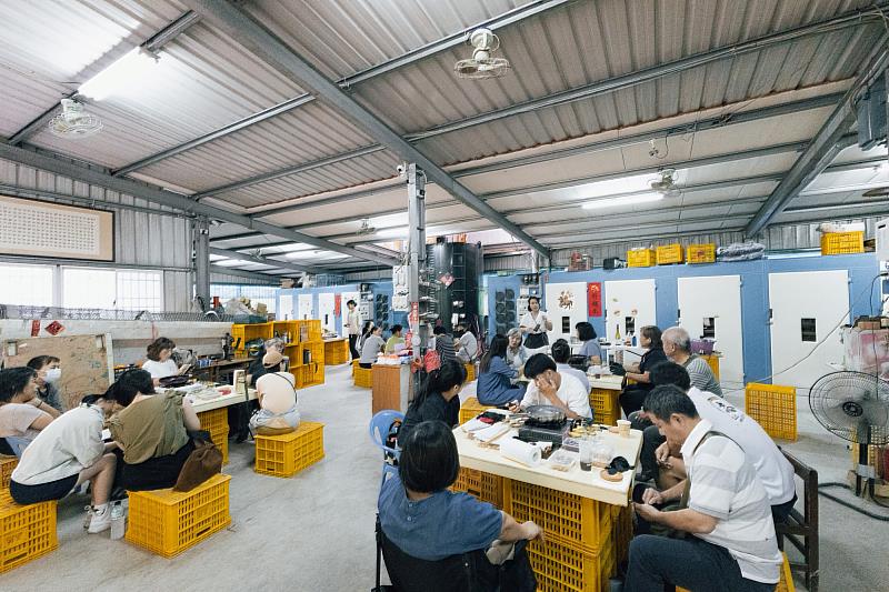 香菇堅果醬的手作教學活動6月17日在台中新社三悅農場進行,吸引新社區20餘位農友及民眾參加。