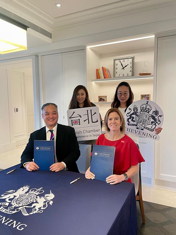 台北市英國商會(BCCT)與志奮領獎學金(Chevening Scholarships)計畫正式簽署合作協議,共同推出「志奮領-台北市英國商會台灣獎學金」,為台灣優秀學子赴英國攻讀研究所創造新的機會。