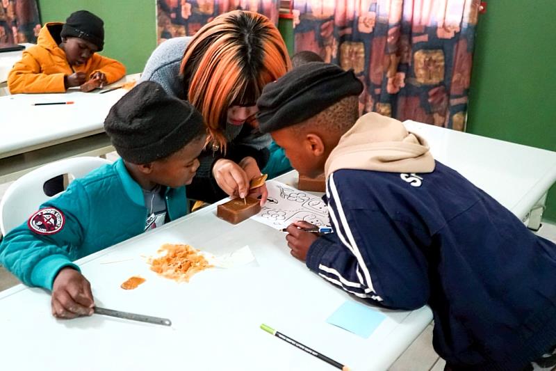 由職治系林禹佳同學教學「清潔小工匠」,利用雕刻結合清潔。