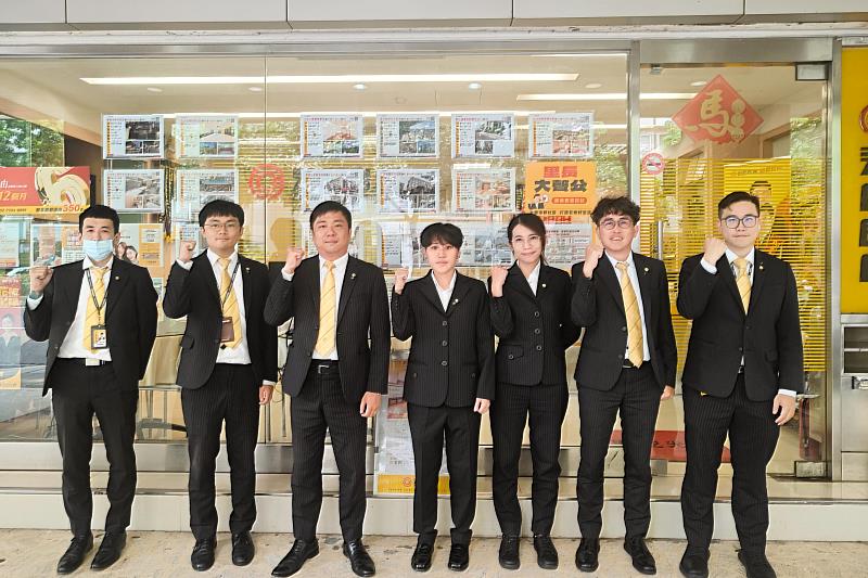 永慶房屋重視團隊合作,店長與團隊夥伴會共同討論解決方案,讓新鮮人不必單打獨鬥。