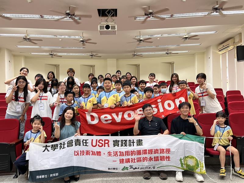 崑山科大深耕型USR計畫攜手國立臺南大學管理學院劉子歆院長、Devossion社團共同辦理二仁溪環境生態永續營隊。