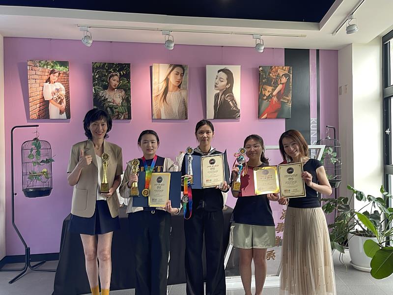 時尚系參加新加坡2026 Beauty Masters Championship ASIA橫掃4獎，王聖芬主任（左1）與參賽師生合影。