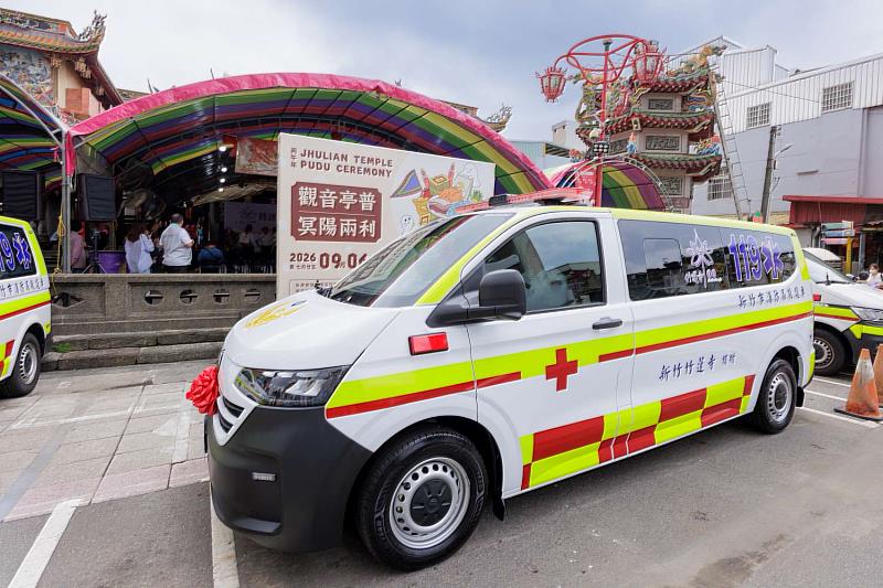竹蓮寺捐贈全新救護車予新竹市消防局。
