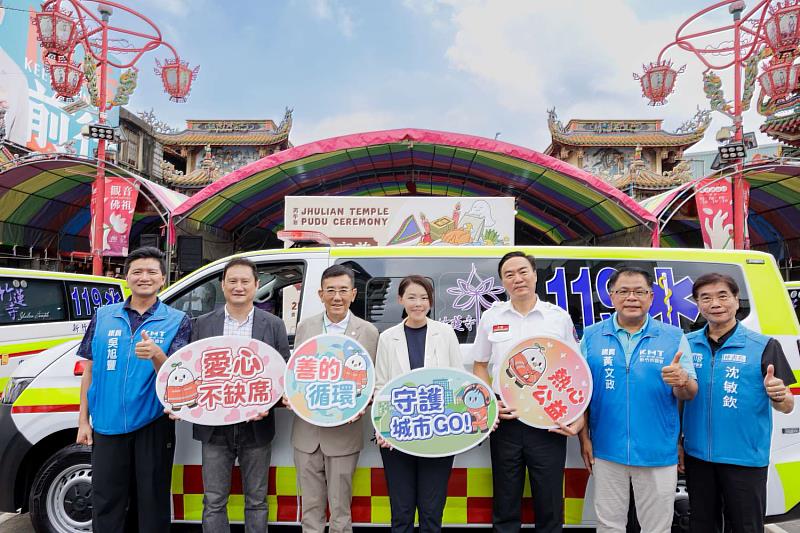 新竹市竹蓮寺捐贈1輛全新救護車予新竹市消防局,捐贈儀式大合影。